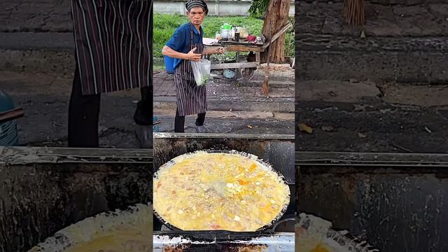 Mussel Omelette Chef Cooks While Doing Dancing in Thailand #shorts