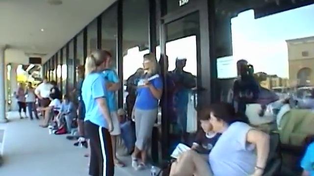 iPhone 3G Release Day in line outside AT&T store on 7-11-08 in Baton Rouge - Original Video with Au