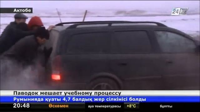 В пригороде Актобе дети не могут из-за грязи добраться до школы