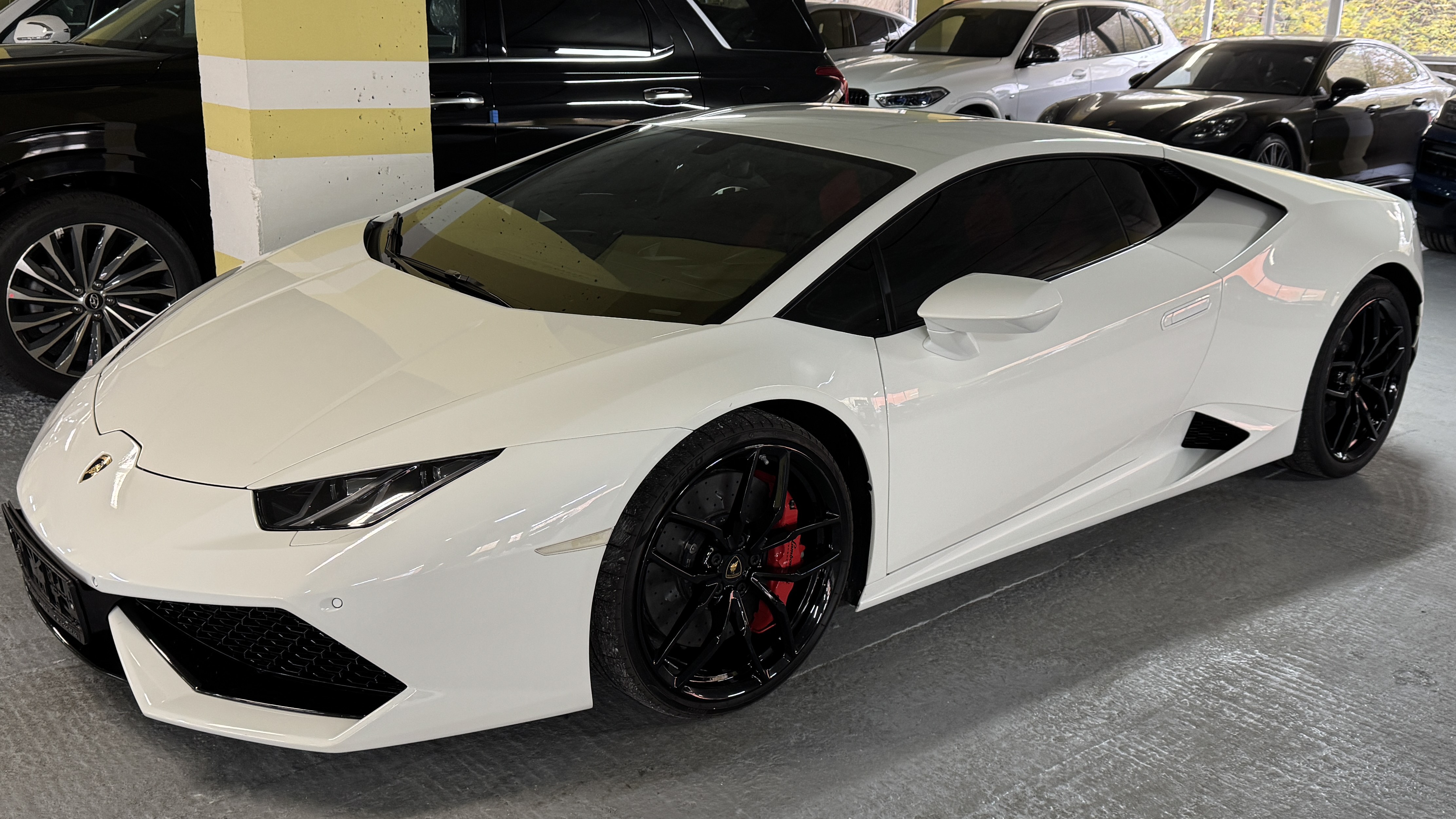 Lamborghini Huracan 2018г, 6.000км, 610лс, цена 21.000.000 рублей.