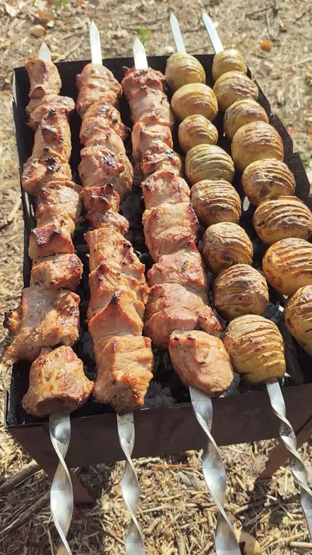 Шашлыки с картошкой на природе.