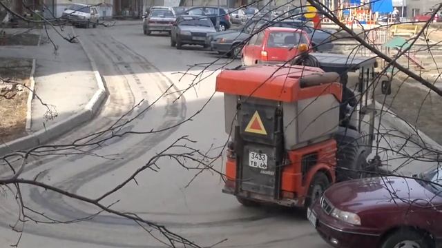 Уборка улицы автомобильным транспортом