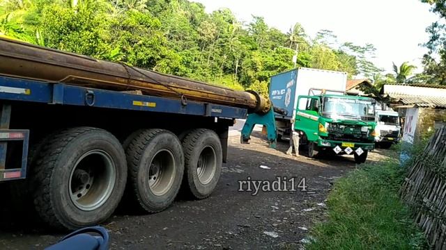 Muatan BESAR !! 2 MAN TGS 6X6 AFT TRANS, 1 QUESTER GWE 370, 1AXOR 4036, FUSO KMJ 220PS Sedang Parki