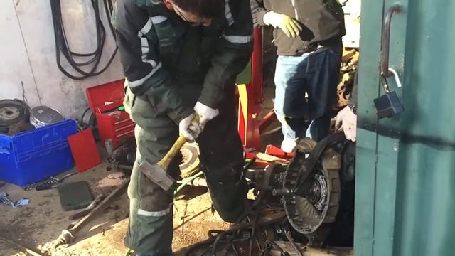 Using Hydraulic pressure to remove a Land Rover 300TDi bush