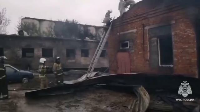 Сегодня в Новочеркасске произошел крупный пожар на заводе по производству клеевых материалов. 🔥