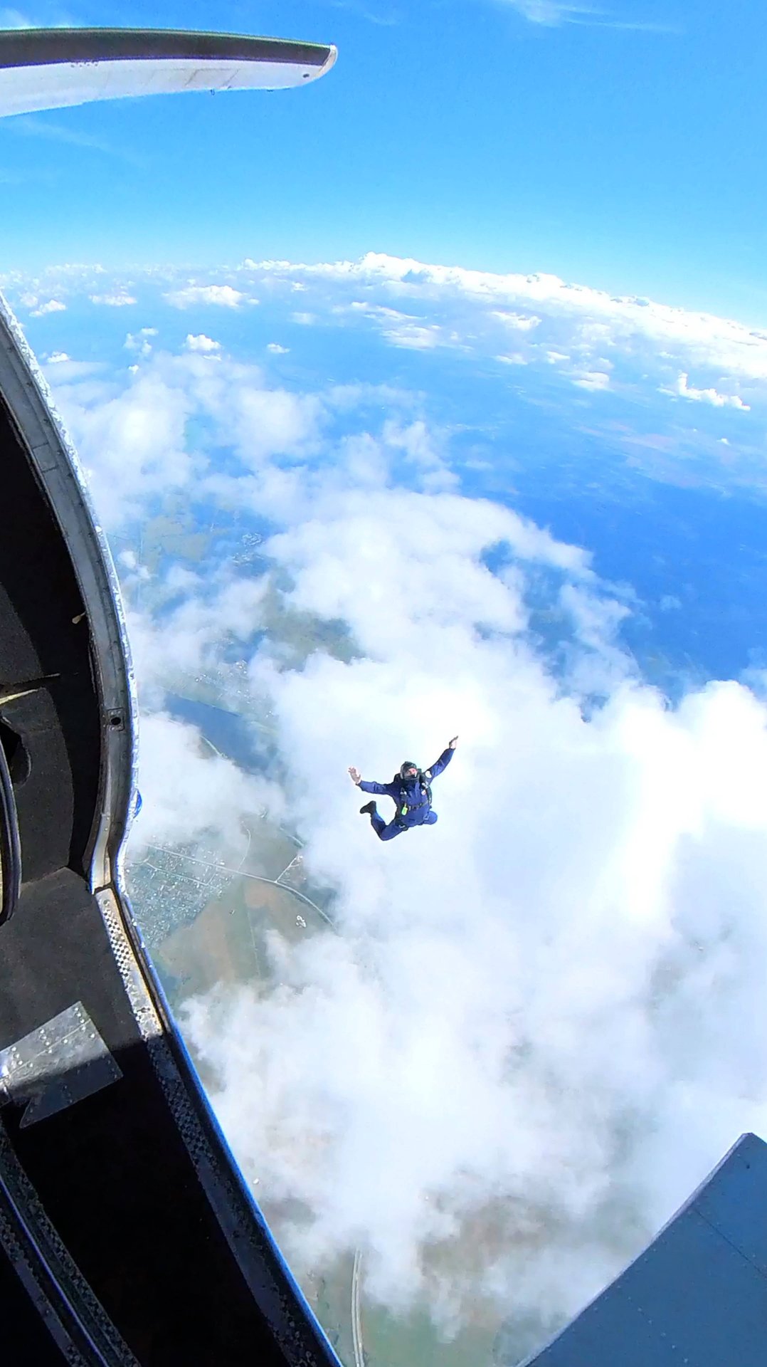 Прыжок с высоты 4200м. Красивые облака