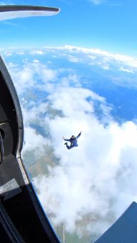 Прыжок с высоты 4200м. Красивые облака