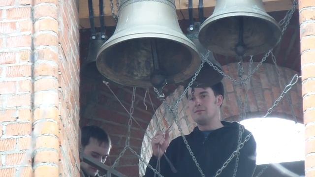 Звонарь Алексей Пугачев исполняет звон 