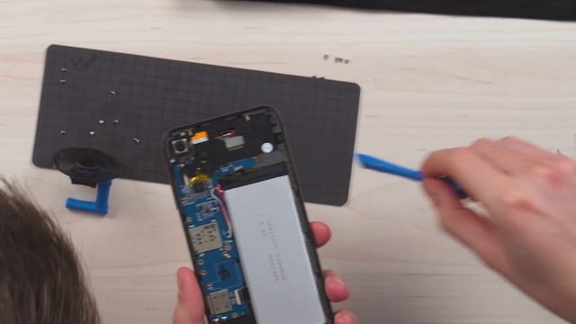 iPhone 11 Pro Max: Was steckt im 100€ Fake? - Teardown