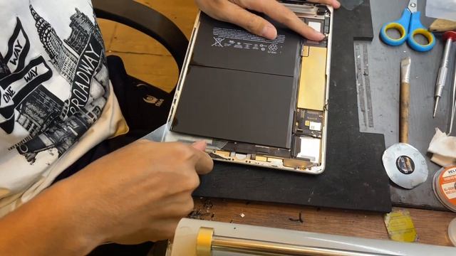 Ganti Baterai iPad 6 yang sudah jelek. Ternyata mudah.