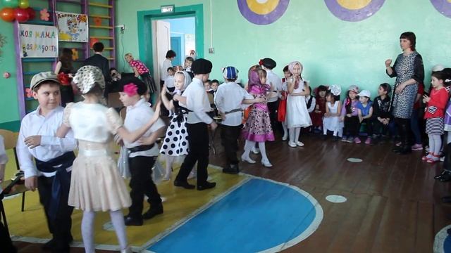 Концерт Маме  2015 1б класс Танец