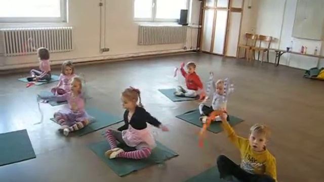 наши самые маленькие детки на занятии Ритмикой