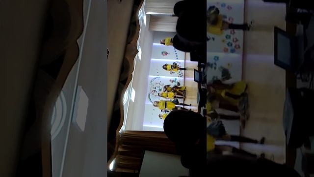 Танец крутых пчёл!