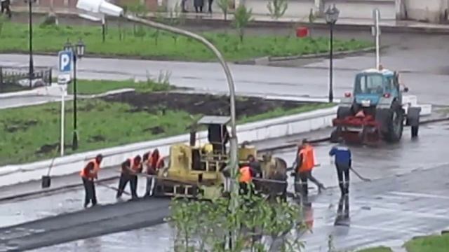 Как ремонтируют дороги в Инте июнь 2013)