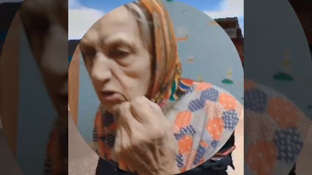 Мальчик издевается над своей прабабушкой