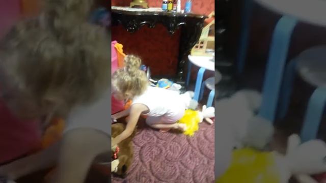 Мы с Катюшкой перебираем игрушки.