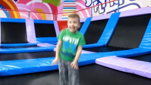 VLOG  БАТУТНАЯ АРЕНА FLY KIDS  ПРЫГАЕМ ИГРАЕМ НА XBOX СОБИРАЕМ LEGO ЕДИМ ПИЦЦУ  Матвей Котофе