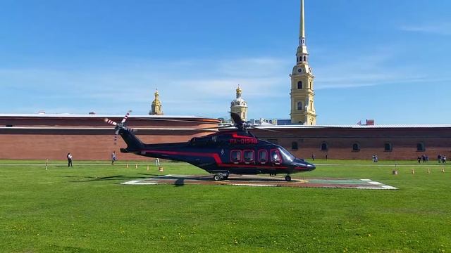 Из вертолета в ламборгини и джип с охраной. Взлет почти по хулигански)) 20 мая 2018 г.