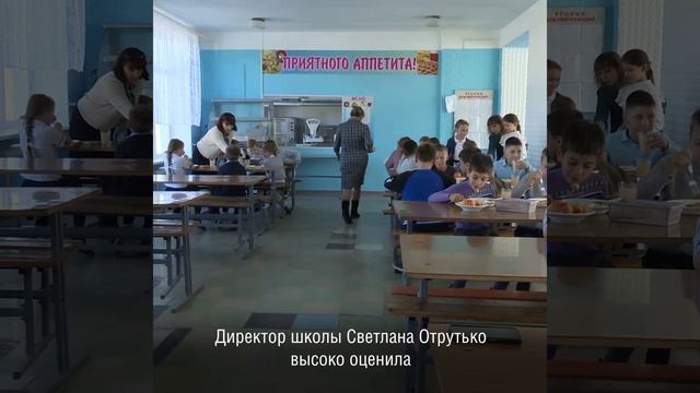 Школа № 10 в Снежном показала отремонтированный самарцами пищеблок