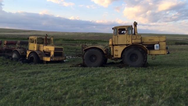 К-700А УВЯЗ В БОЛОТЕ. ПЫТАЕМСЯ ВЫЗВОЛИТЬ. В БЕДЕ НЕ БРОСАЕМ!