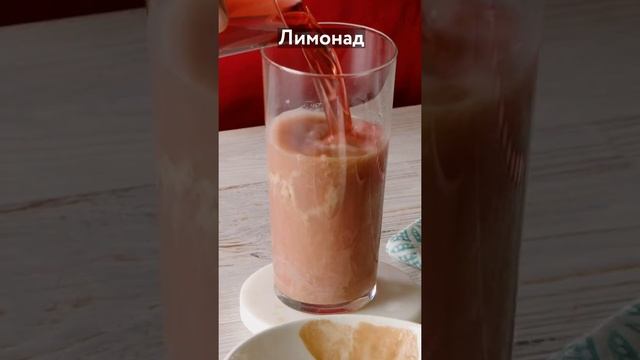 Вишневый коктейль с мороженым и виски.