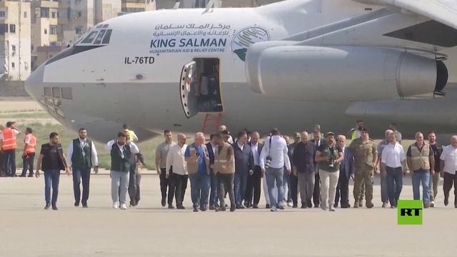 أول طائرة من الجسر الجوي السعودي تهبط في مطار رفيق الحريري