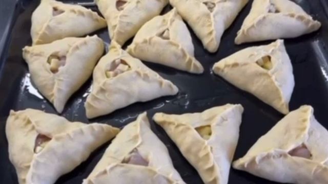 Тәмле камыр ризыгы исе таралган өйдә үзенә күрә бер җылы, рәхәт.