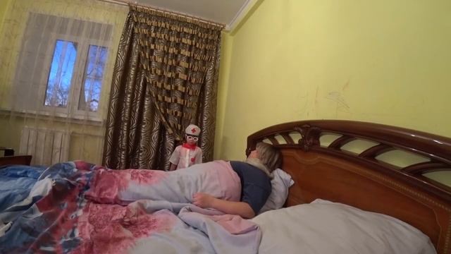Играют в доктора! Будущий доктор ! Нинель лечит маму!