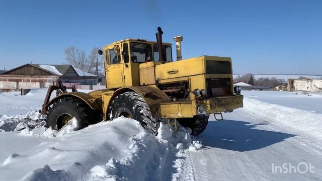 К-700А «Кировец» ПРЕОДОЛЕВАЕТ СУГРОБЫ!