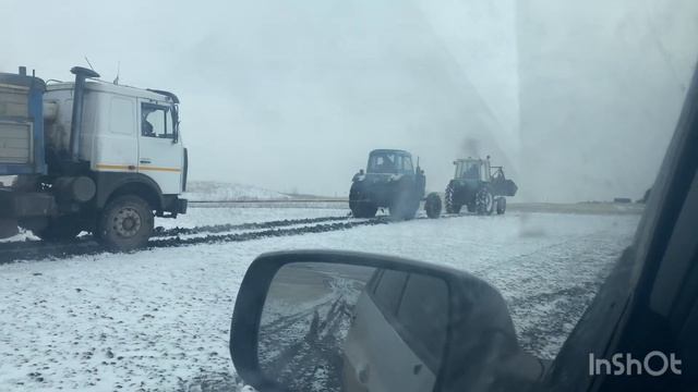 МАЗ-ЗЕРНОВОЗ НЕ ЛЮБИТ ОСЕННЮЮ ГРЯЗЬ. ПОМОГАЕМ ТРАКТОРАМИ.