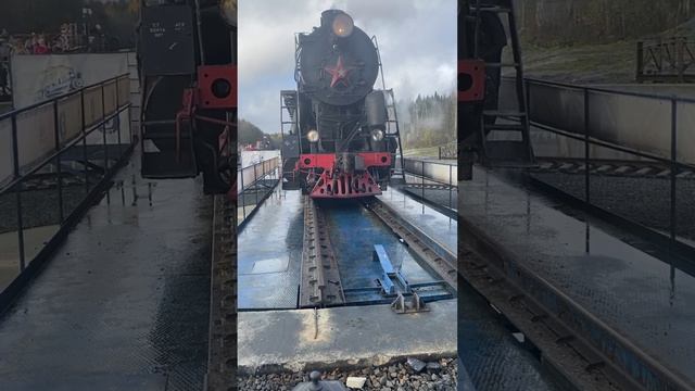 Паровоз «Рускеальского экспресса» разворачивают