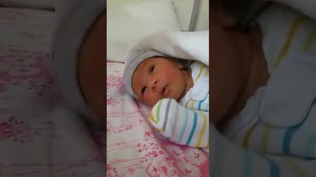 Миша в роддоме реагирует на пальцы б.Яны