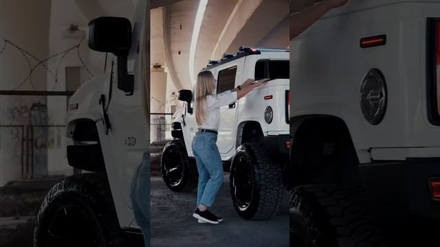 Безумный Hummer H2, красивая девушка и RedBull