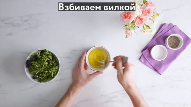 Салат с гренками, апельсинами и томатами.