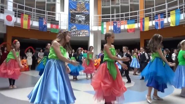 Бал цветов в школе "Мир Знаний"