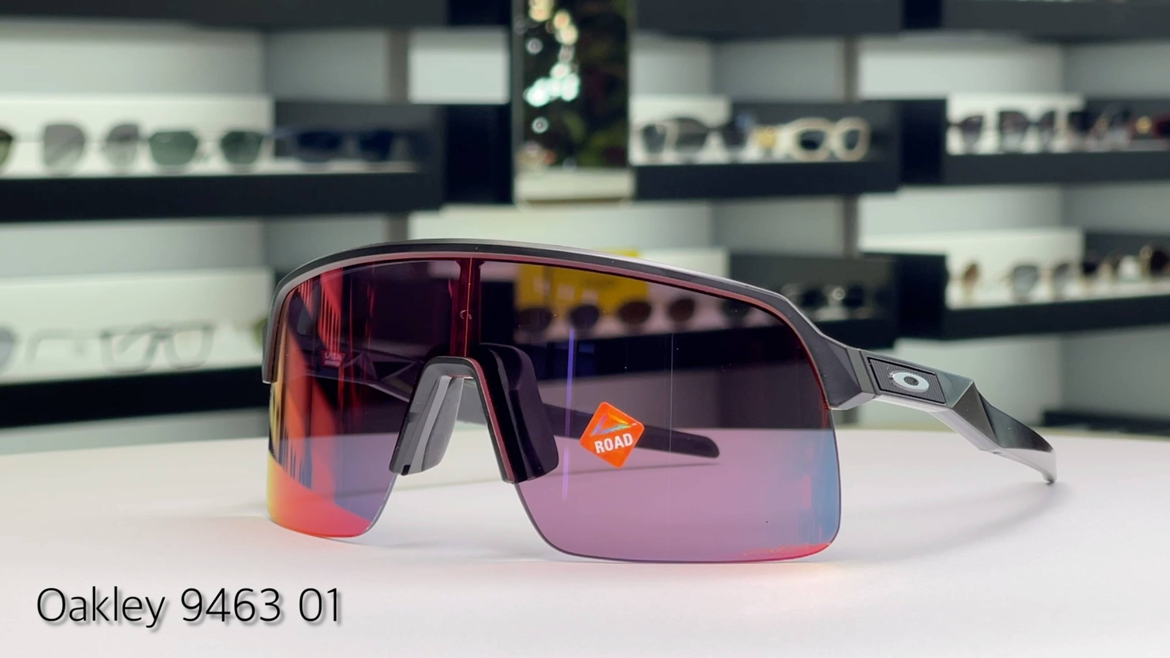 Профессиональная защита глаз от яркого света от Oakley 9463 01 для спорта из Италии в StockOptika