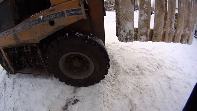 SlowMo вилочного погрузчика в снегу