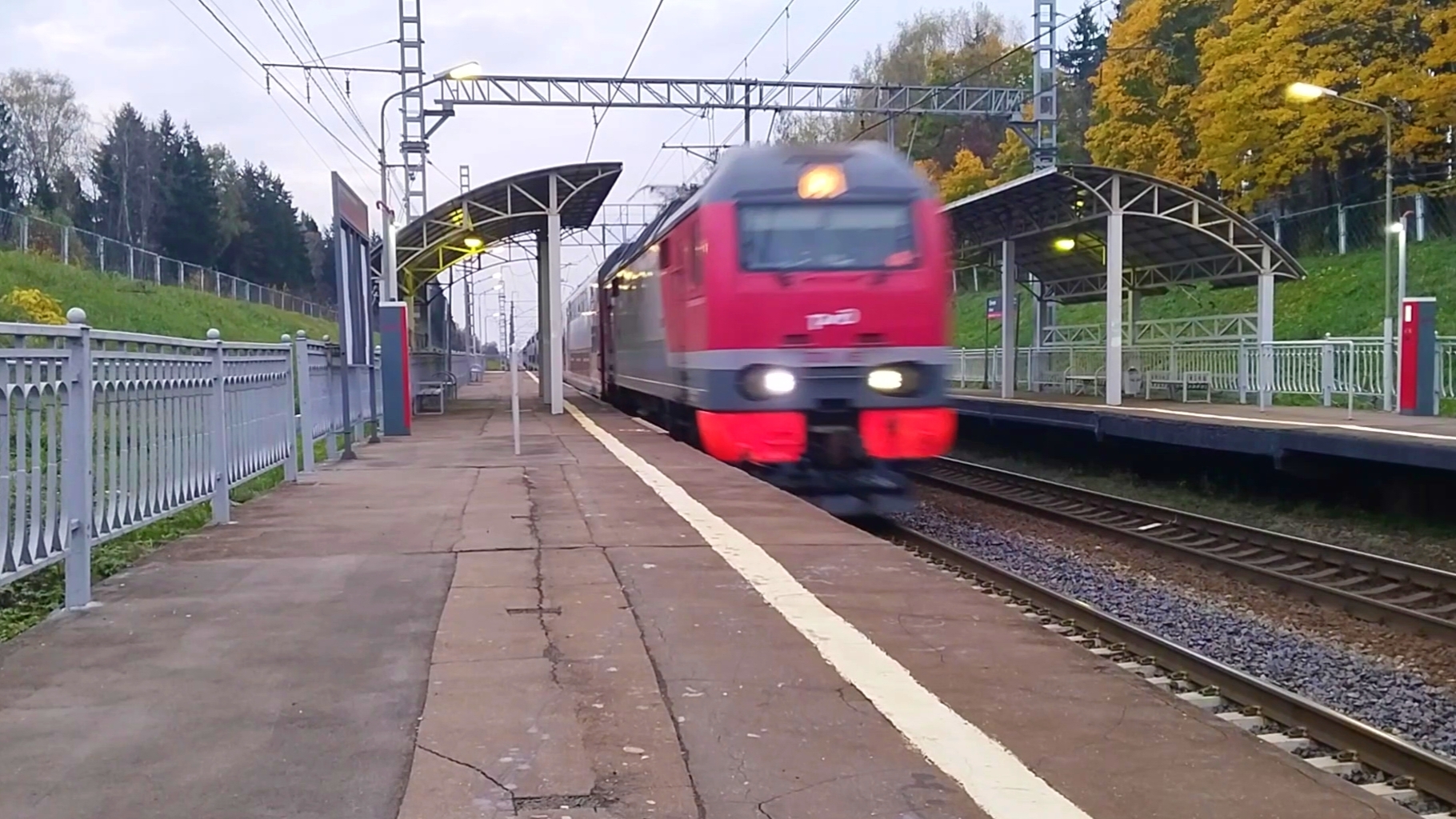 ЭП2К - 481 с пассажирским поездом , в составе вагонов „Рускеальский экспресс".