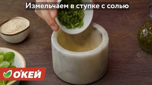 Фаршированные яйца с чипсами из пармезана.