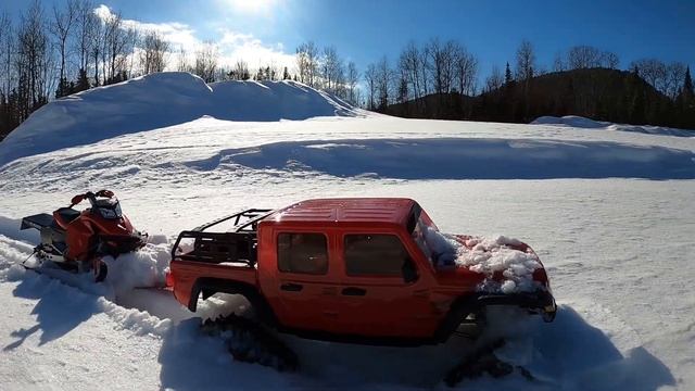 Rc snowmobile SKIDOO long track,SCX 10 AXIAL JEEP GLADIATOR ON TRACK.DEEP SNOW.