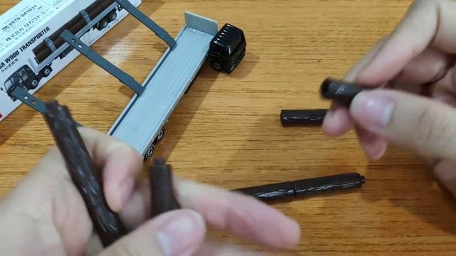 Unboxing Takara Tomy Long Tomica No. 125 Isuzu Giga Wood Transporter