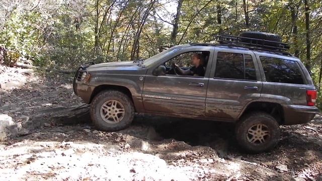 WJ Jeep Grand Cherokee rock step climb @ GWNF (girl driver)