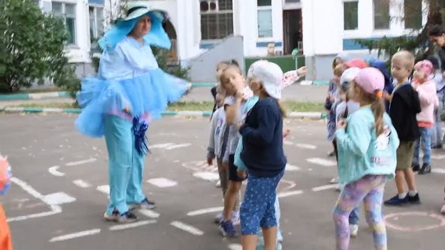 Лето нам косынкой машет
