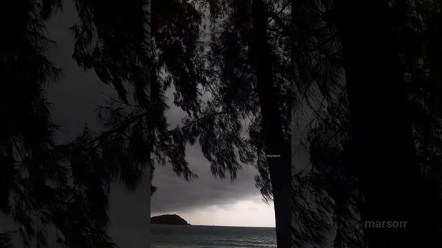 просто силуэты. берег. почти чб. пляж танцующей девушки หาดนางรอง nang rong beach