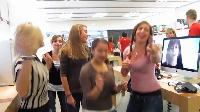 JUSTIN BIEBER IN THE APPLE STORE!!!