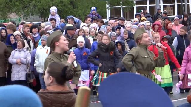 Парад 70 лет победы. Ялуторовск. Едут едут по Берлину наши казаки.