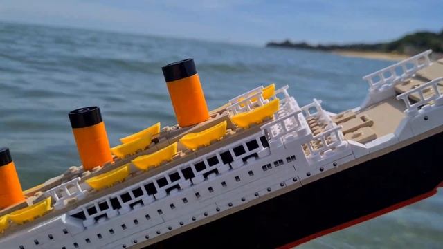 LEGO  COBI TITANIC SINKING IN OCEAN