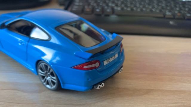 Обзор модели Jaguar XKR-S в масштабе 1:24 от Bburago