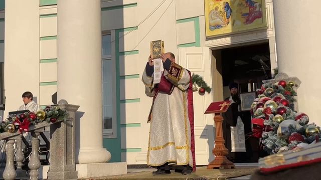 Светлый праздник Рождества Христова в Белгороде встретили Крестным ходом и молебном