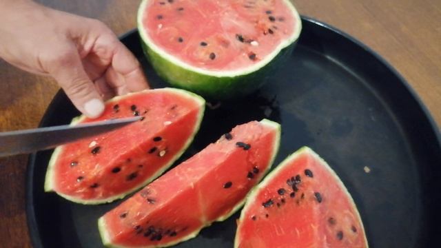 Домашний арбуз который вырашивали в огороде, сладкий сочный